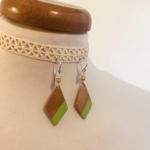 boucles d'oreilles bois peint losange vert fluo rootsabaga bijoux creation artisanale naturelle