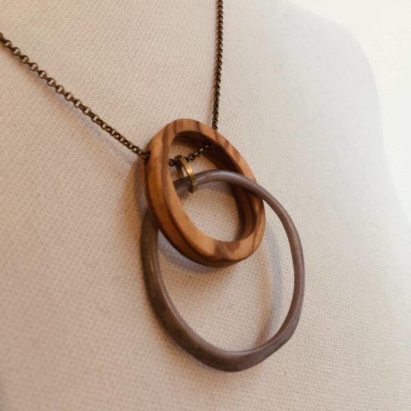collier eclipse bois olivier et ivoire végétal gris bijouterie fantaisie Rootsabaga croix Rousse Lyon