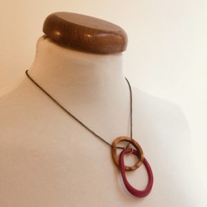 collier Eclipse bois olivier et ivoire végétal rose chaine laiton bijou artisanal fait a Lyon boutique de createurs Rootsabaga