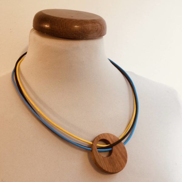 collier rond bois merisier tricuir bleu jaune kaki Rootsabaga bijoux Naturels made in france