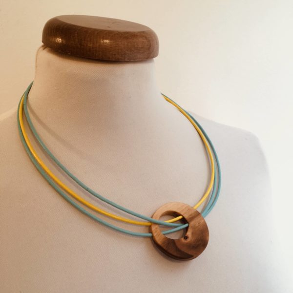 collier rond bois merisier glacial et jaune Made in Lyon Rootsabaga bijoux naturels