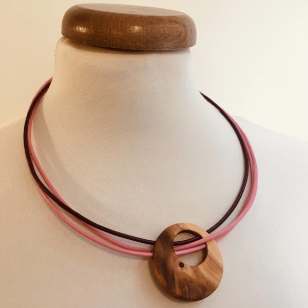 collier bois de merisier tricuir rose rose prune bijou naturel et artisanal lyon croix rousse Rootsabaga