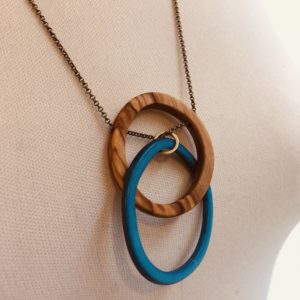 sautoir eclipse bleu turquoise gros plan bijou bois et ivoire végétal Rootsabaga Lyon