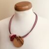 collier planete bois olivier ivoire végétal rose framboise violet