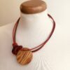 collier planete bois olivier ivoire vegetal rouge