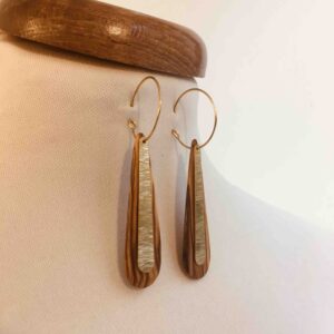 boucles d'oreilles créoles bois dorée lamelle bois et laiton doré texturée forme lamelle Rootsabaga Bijoux Artisanaux Lyon