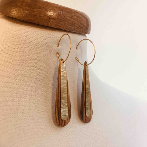 boucles d'oreilles créoles bois dorée lamelle bois et laiton doré texturée forme lamelle Rootsabaga Bijoux Artisanaux Lyon