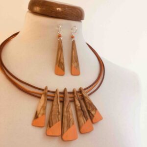 Parure Lamelle Bois Peint bois d'olivier collier et boucles d'oreilles Rootsabaga couleur orange vif