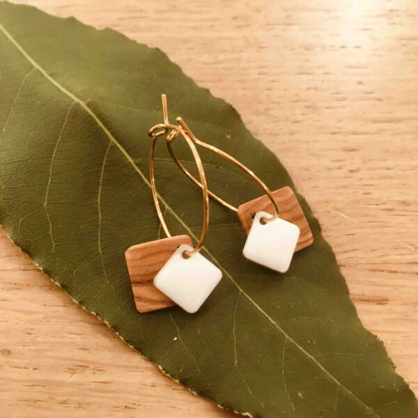 boucles d'oreilles créoles bois carré email blanc Rootsabaga