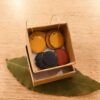 coffret créoles ronde 3 couleurs bois et laiton émaillé Rootsabaga Bijoux Naturels coffret été: jaune vif, violet, bleu ciel