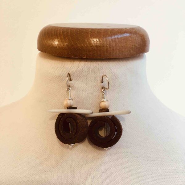 Boucles d'oreilles cannelle ivoire vegetal blanc Rootsabaga Bijoux naturels