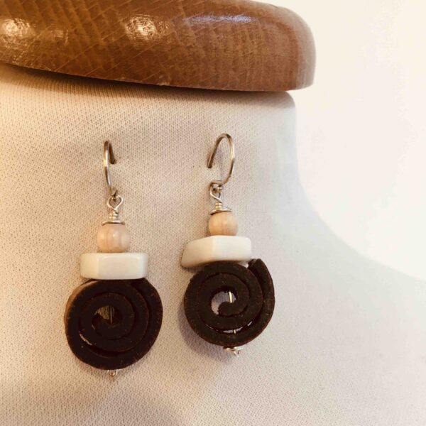 Boucles d'oreilles cannelle ivoire vegetal carré blanc Rootsabaga Bijoux naturels