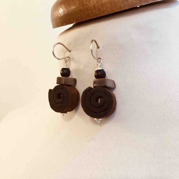 Boucles d'oreilles cannelle ivoire vegetal gris Rootsabaga Bijoux naturels