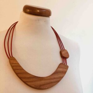 collier sourire bois et cuir teinté rouge Rootsabaga Bijoux Naturels