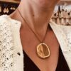 collier chaine bois doré biscornu olivier Rootsabaga Bijoux Artisanaux Naturels Lyon porté