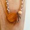 collier Planète Bois Olivier Ivoire végétal cordon laine et soie amande vieux rose blanc gros plan