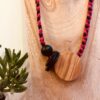 collier Planète Bois Olivier Ivoire végétal cordon laine et soie fuschia noir rose gros plan