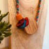 collier Planète Bois Olivier Ivoire végétal cordon laine et soie kaki bleu orange gros plan
