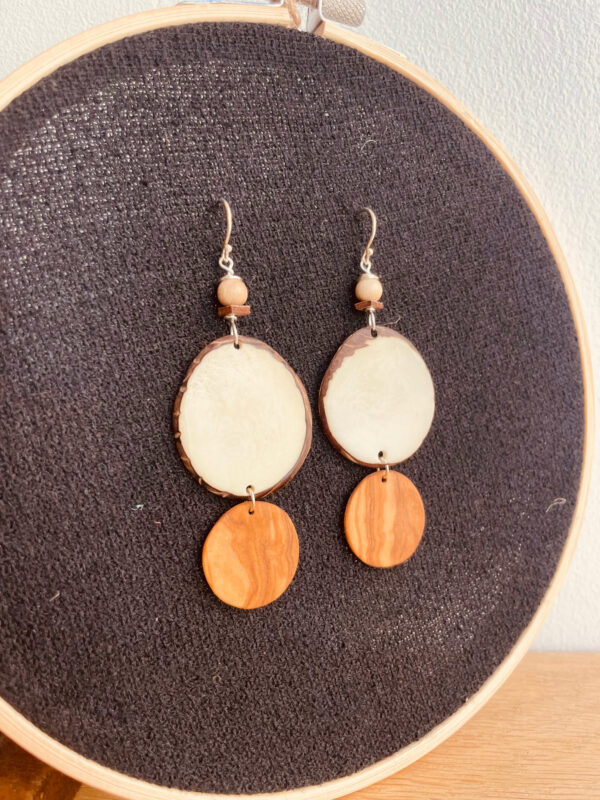 boucles d'oreilles chips ivoire végétal et rond de bois olivier blanc ivoire Rootsabaga