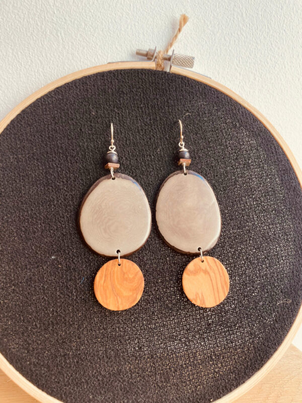 boucles d'oreilles chips ivoire végétal et rond de bois olivier gris Rootsabaga