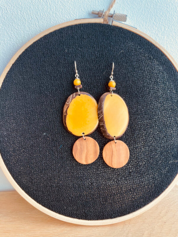 boucles d'oreilles chips ivoire végétal et rond de bois olivier jaune Rootsabaga