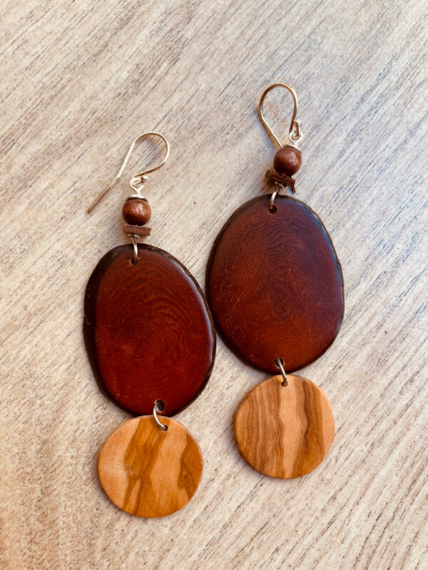 boucles d'oreilles chips ivoire végétal et rond de bois olivier marron Rootsabaga