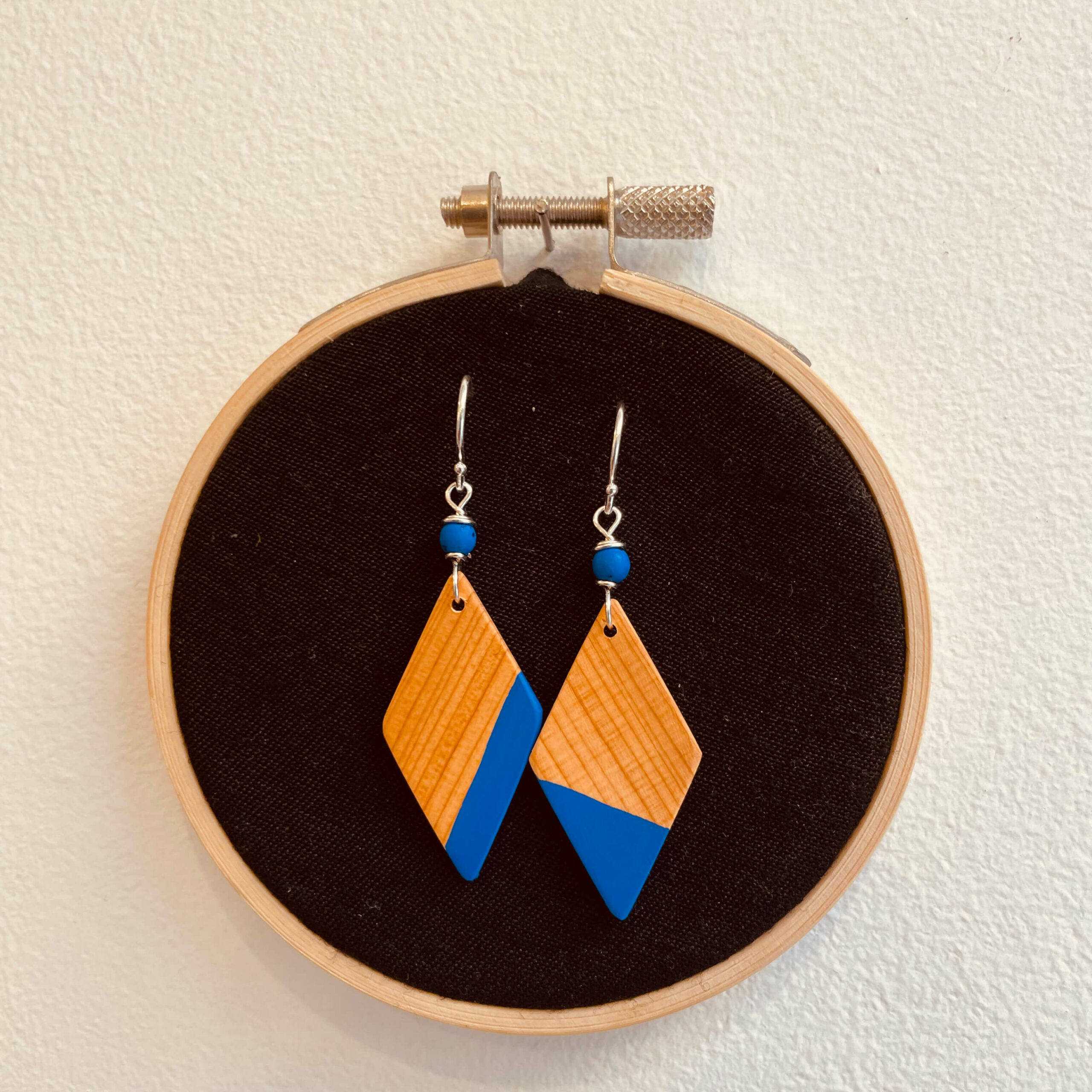 boucles d'oreilles bois peint petit losange bijoux naturels rootsabaga couleur bleu roi