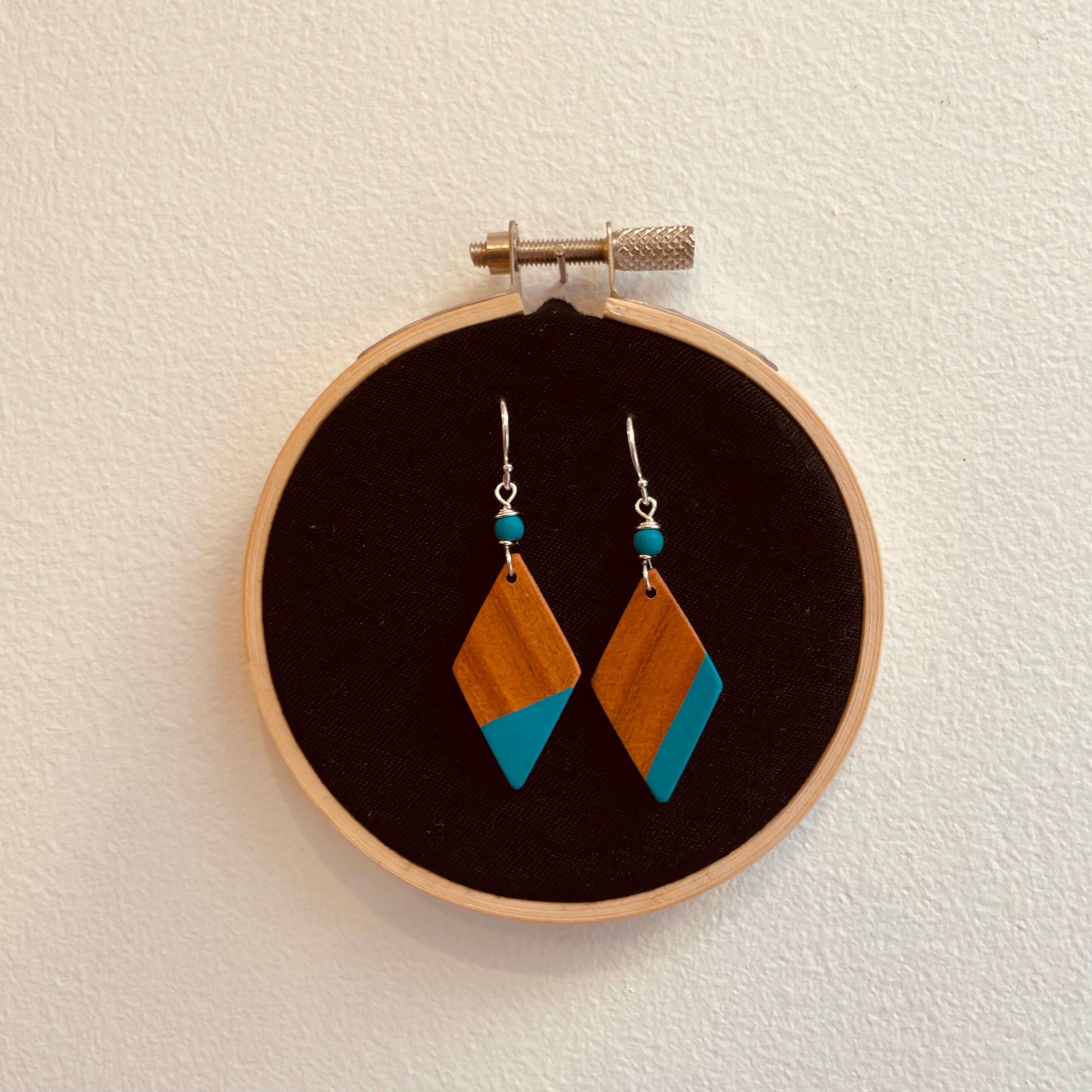 boucles d'oreilles bois peint petit losange bijoux naturels rootsabaga couleur bleu turquoise