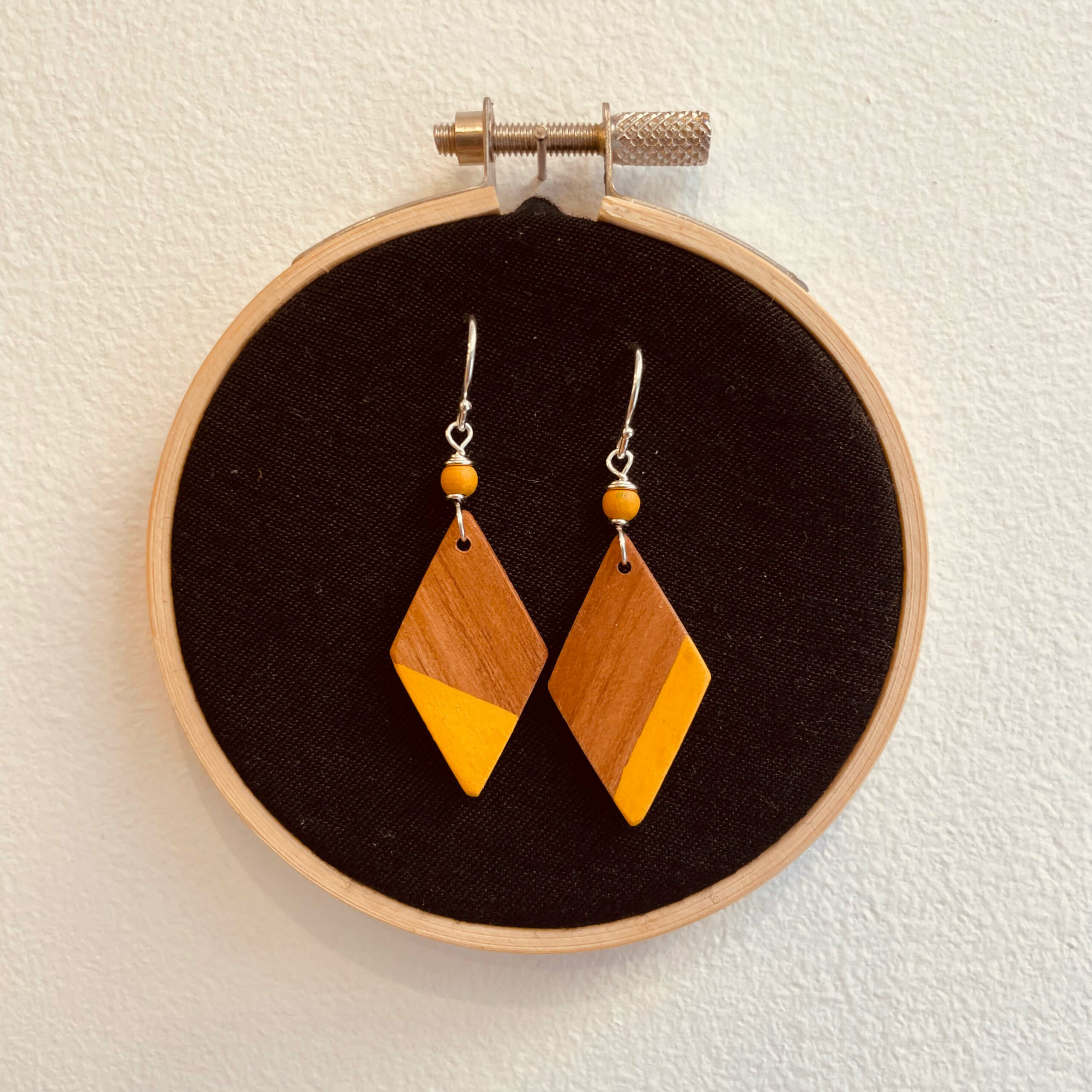 boucles d'oreilles bois peint petit losange bijoux naturels rootsabaga couleur jaune moutarde