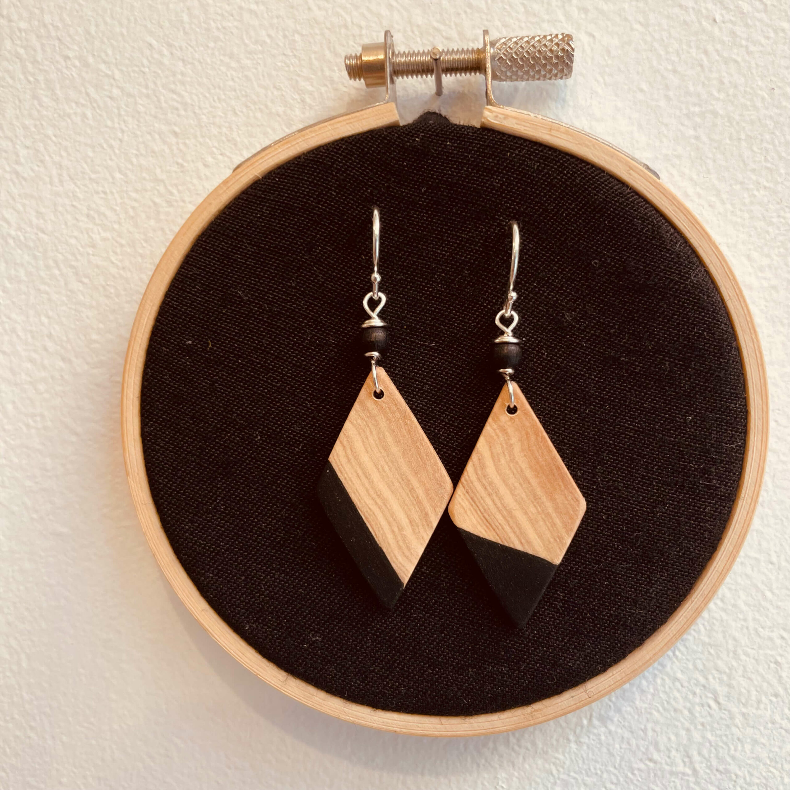 boucles d'oreilles bois peint petit losange bijoux naturels rootsabaga couleur noir