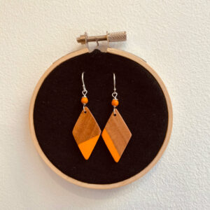 boucles d'oreilles bois peint petit losange bijoux naturels rootsabaga couleur orange