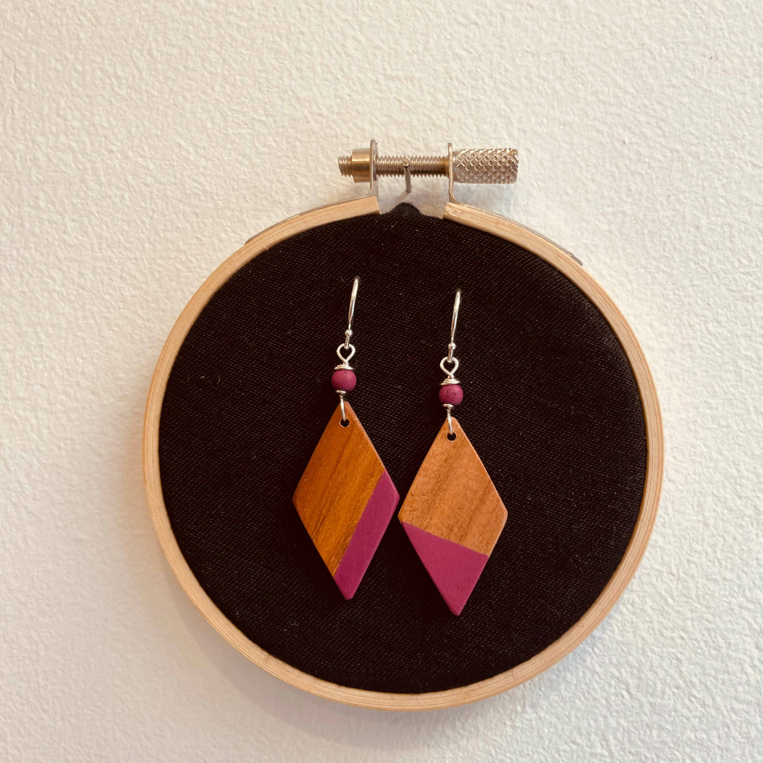 boucles d'oreilles bois peint petit losange bijoux naturels rootsabaga couleur rose framboise