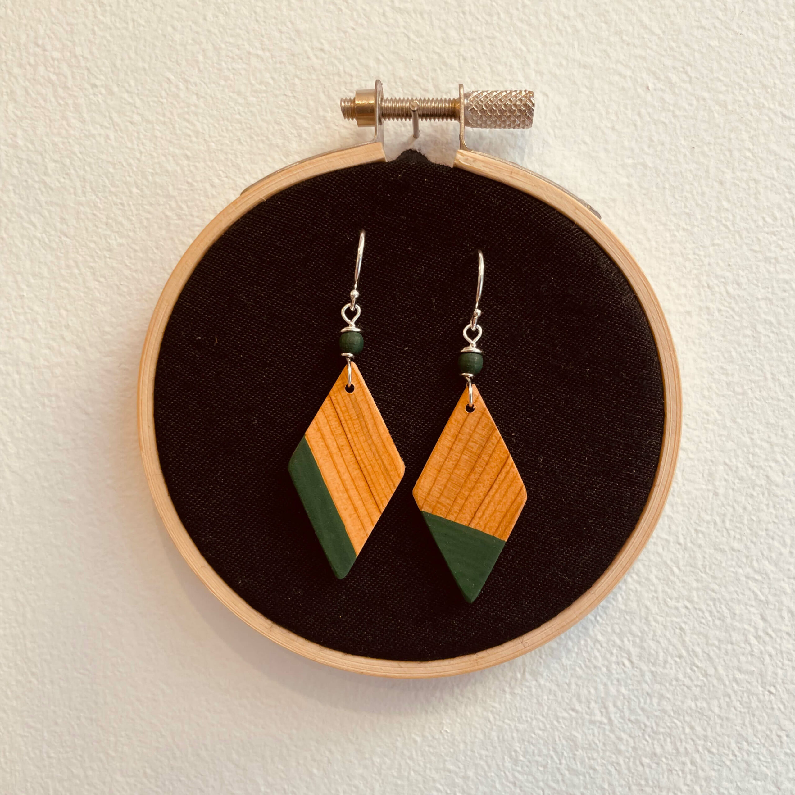 boucles d'oreilles bois peint petit losange bijoux naturels rootsabaga couleur vert olive