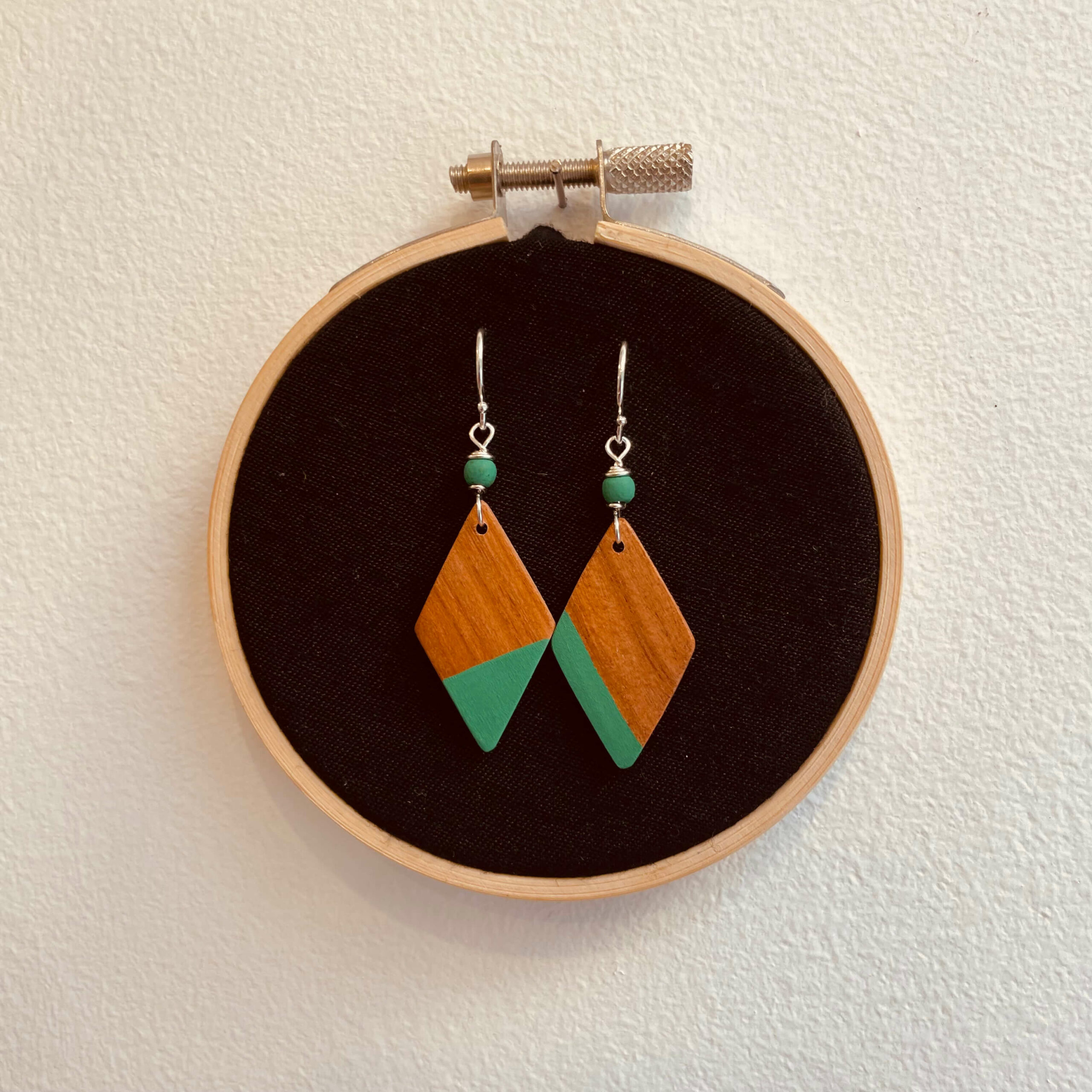 boucles d'oreilles bois peint petit losange bijoux naturels rootsabaga couleur vert vif