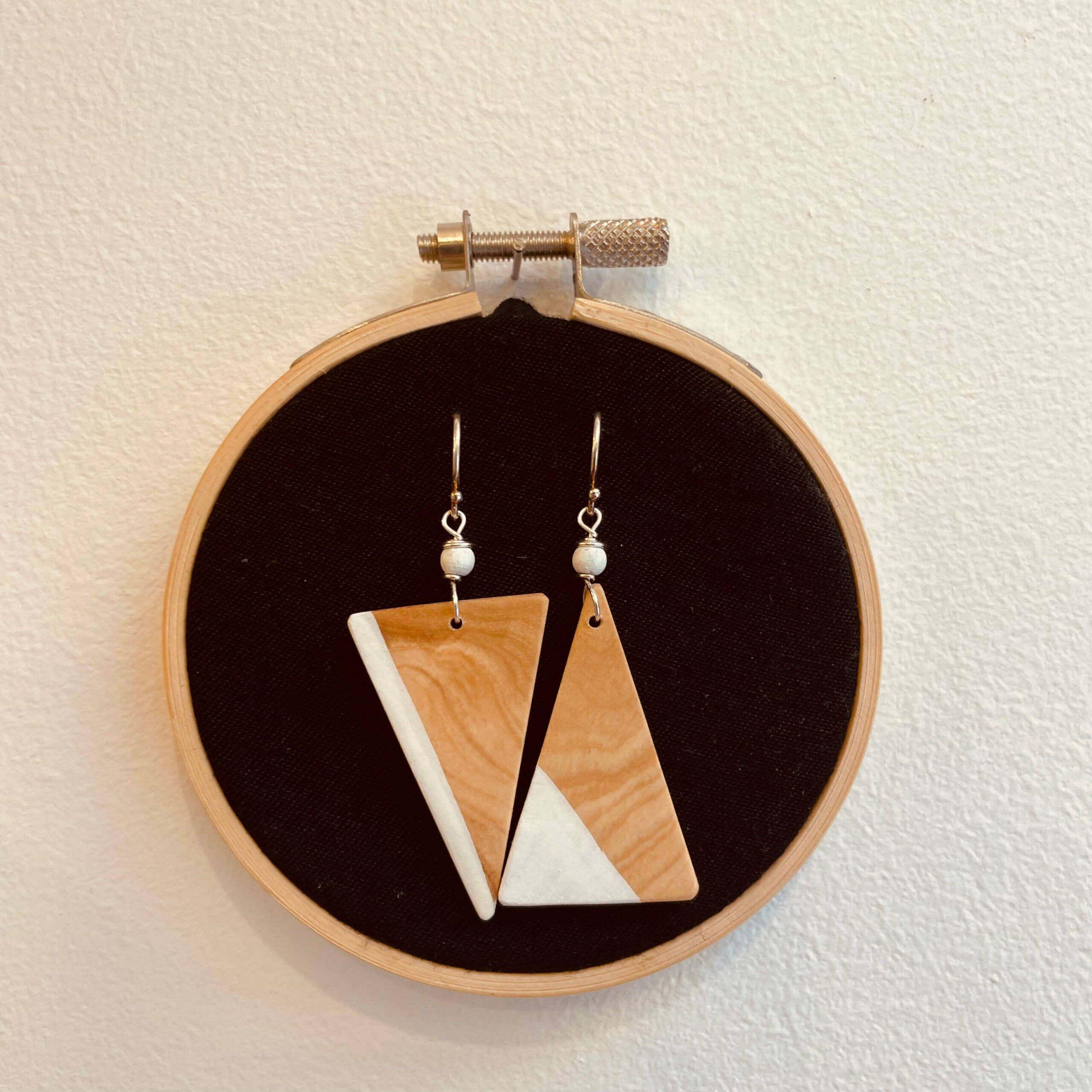 Boucles d'oreilles grand triangle inversé bois peint rootsabaga bijoux naturels couleur blanc