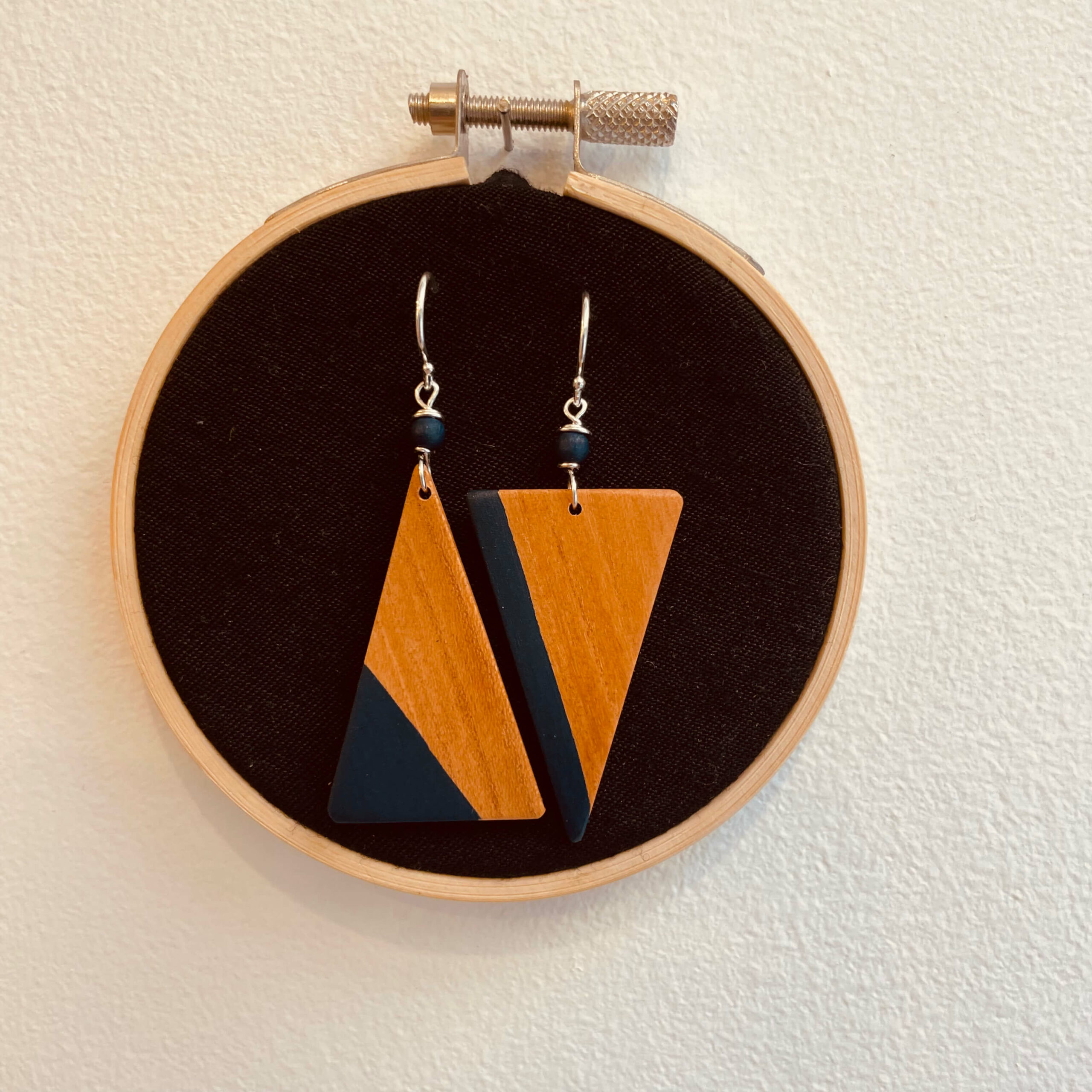 Boucles d'oreilles grand triangle inversé bois peint rootsabaga bijoux naturels couleur bleu marine