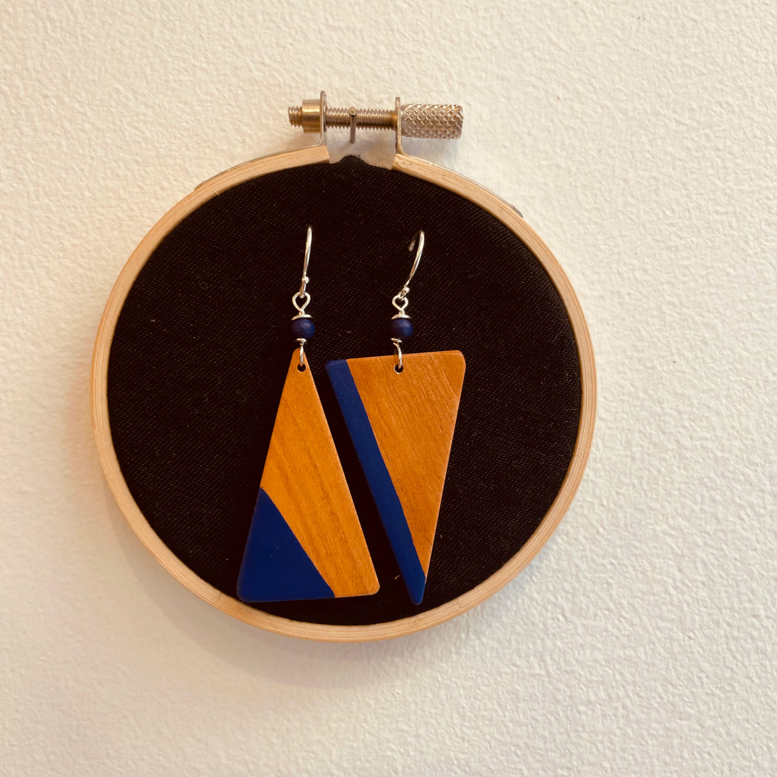 Boucles d'oreilles grand triangle inversé bois peint rootsabaga bijoux naturels couleur bleu roi