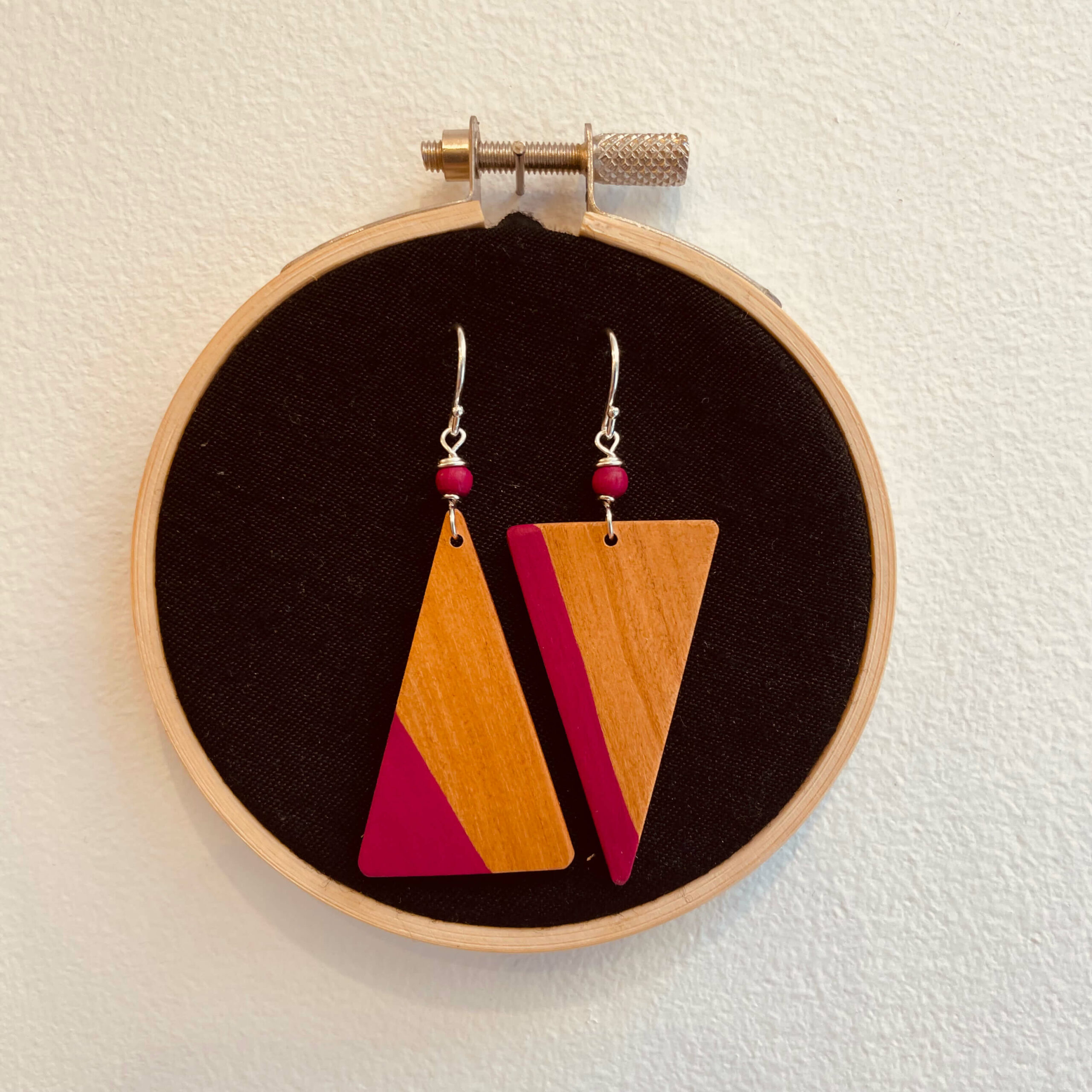 Boucles d'oreilles grand triangle inversé bois peint rootsabaga bijoux naturels couleur rose framboise