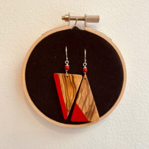 Boucles d'oreilles grand triangle inversé bois peint rootsabaga bijoux naturels couleur rouge
