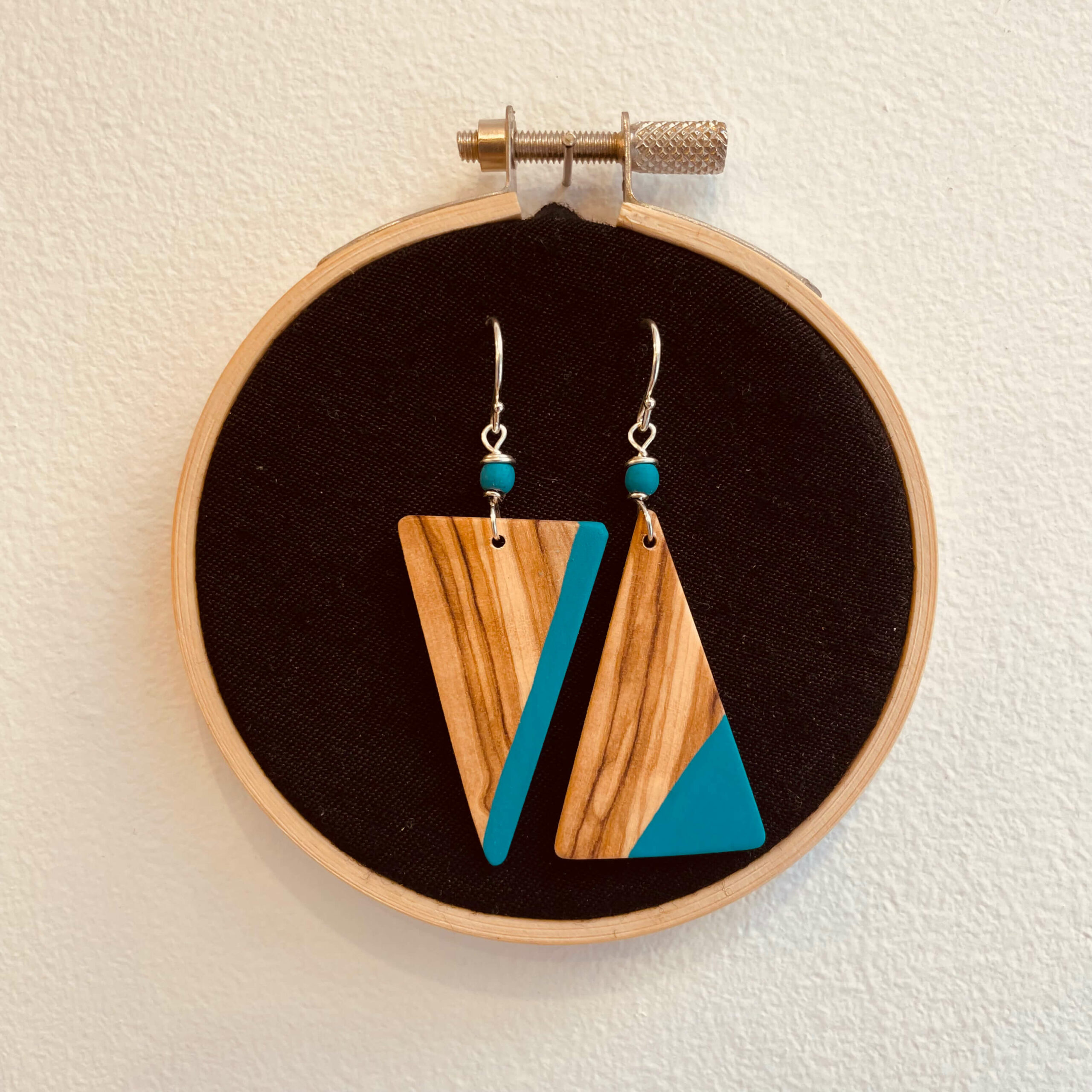 Boucles d'oreilles grand triangle inversé bois peint rootsabaga bijoux naturels couleur bleu turquoise