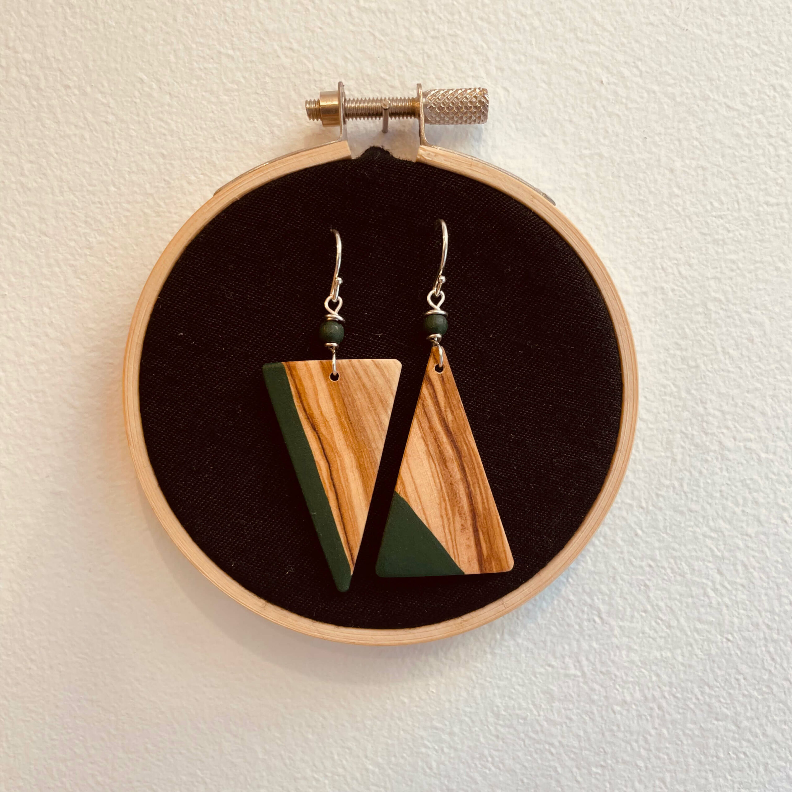 Boucles d'oreilles grand triangle inversé bois peint rootsabaga bijoux naturels couleur vert olive