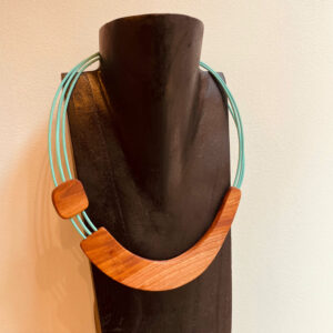 collier Sourire en bois de prunier avec fils de cuir Rootsabaga bijoux naturels couleur bleu glacial