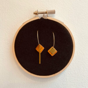 creole dorée mini carré dissymetrique rootsabaga bijoux naturels