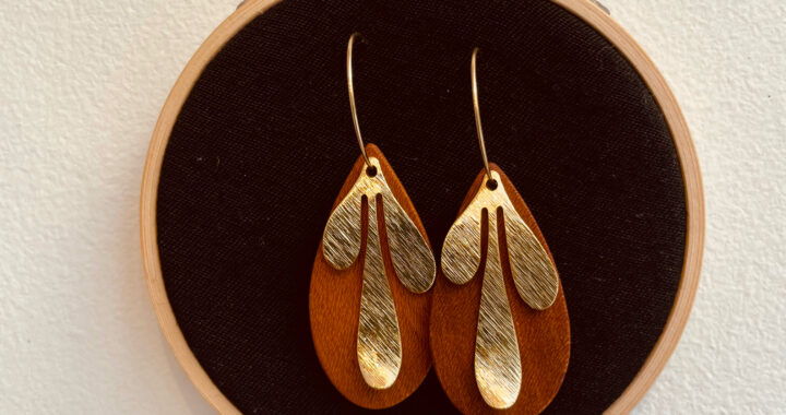 creole dorée feuille goutte texturée bijou artisanal local rootsabaga bijoux bois naturels